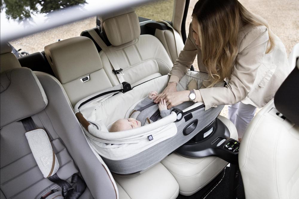 Sistemul Encore de la Joie - o baza, 3 optiuni de scaune auto, 4 ani de utilizare