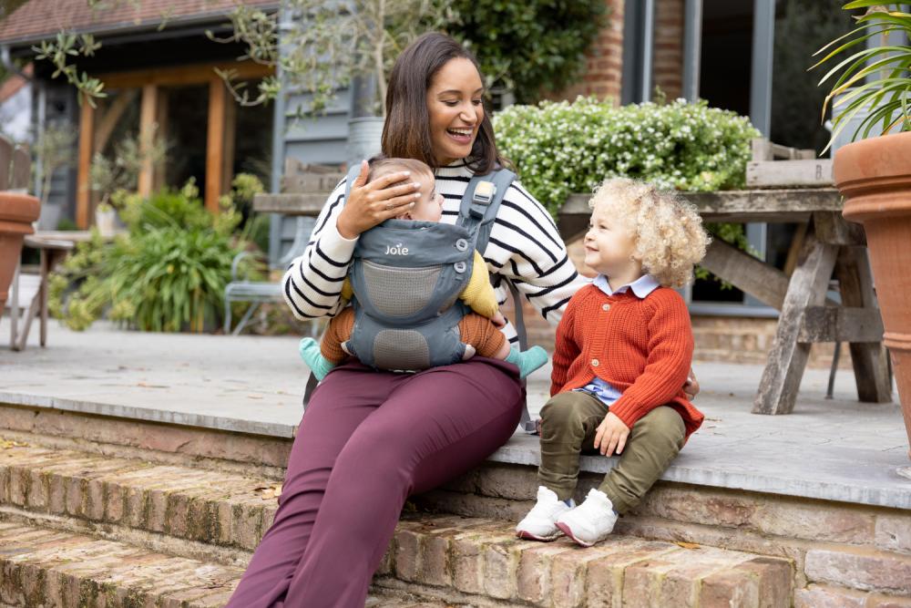 Joie Savvy: marsupiul ergonomic pentru dezvoltarea sanatoasa a bebelusului